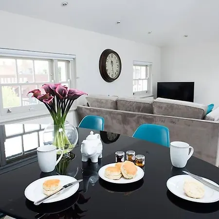 Recently Redecorated Bright And Spacious 1Br Flat In West London Exterior photo
