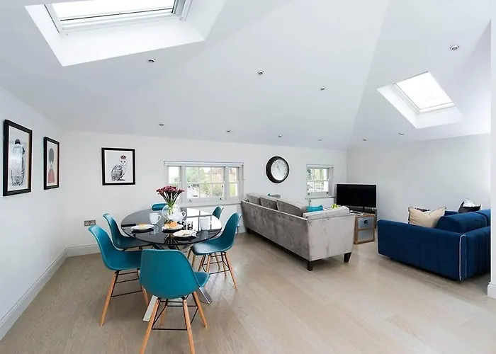 Recently Redecorated Bright And Spacious 1Br Flat In West London