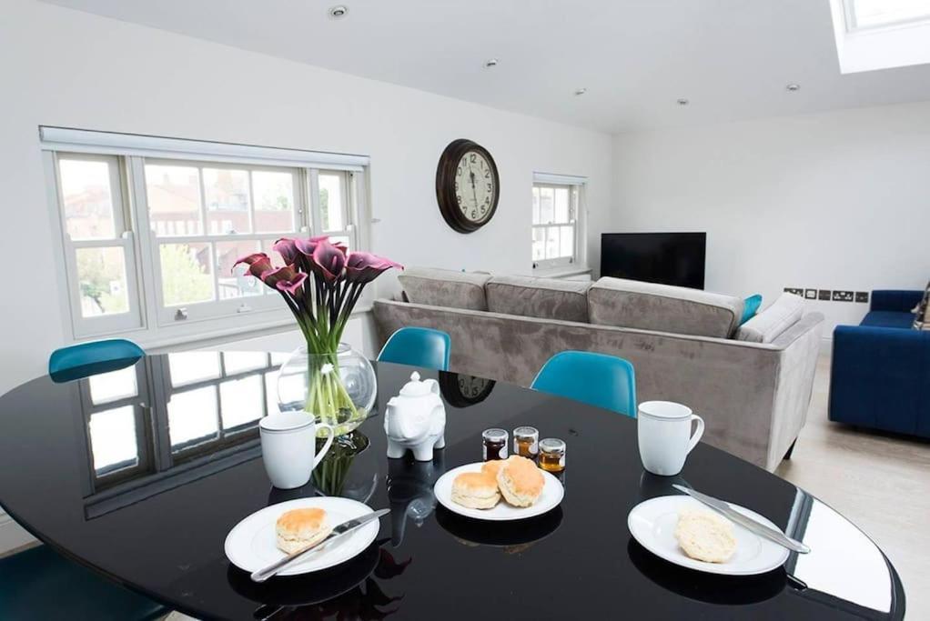 Recently Redecorated Bright And Spacious 1br Flat In West Appartement